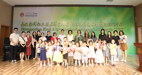 1597153735378945.jpg 参加开幕式教师及学生合影.JPG