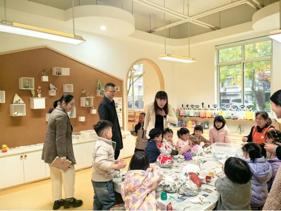 1735107868209615.jpg 图6 参观幼儿园.jpg