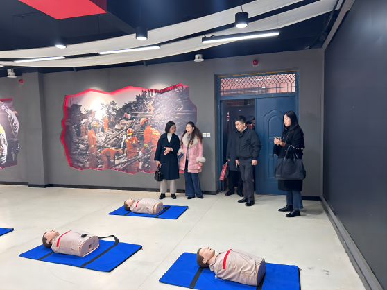 1702950643860277.png 图4参观护理学院实训室(1).png