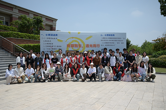 1716863459122303.jpg 图2:工作人员合影.JPG