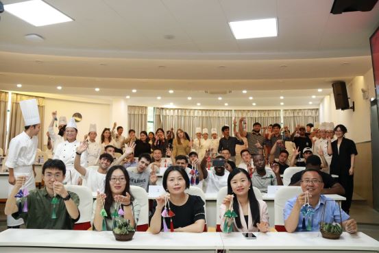 1717375325714142.jpg 图3 学生们展示制作的香囊111.jpg