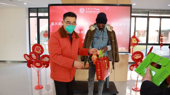 1673285624893796.jpg 图3 校领导为留学生送上春节慰问礼物.JPG