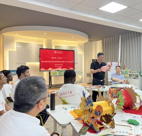 1687529659399388.jpg 图3 陈书记向留学生讲述端午节.jpg