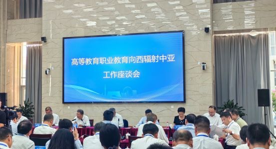 1725246292447375.jpg 会议现场.jpg