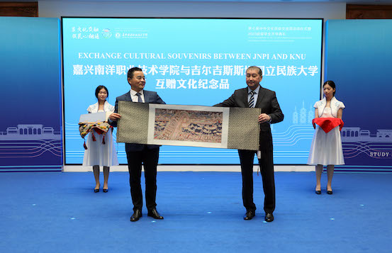 1697849533344424.jpg 图8:互赠礼品.JPG