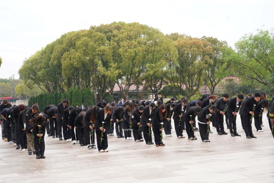 1712233927847837.jpg 鞠躬.jpg