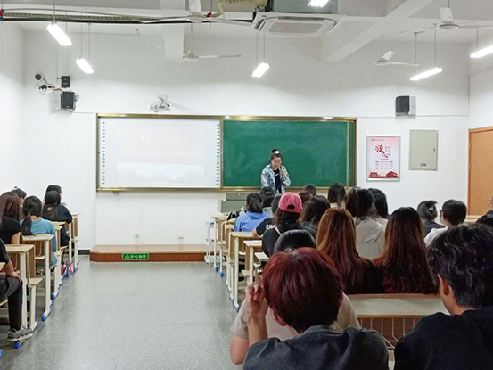 1695258340210378.jpg 班会1.jpg