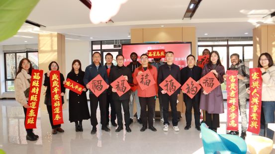 1699104237558284.jpg 图5 校领导与留学生合影.JPG