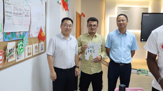 1687529719910226.jpg 图4 袁校长、许校长与留学生合影.JPG