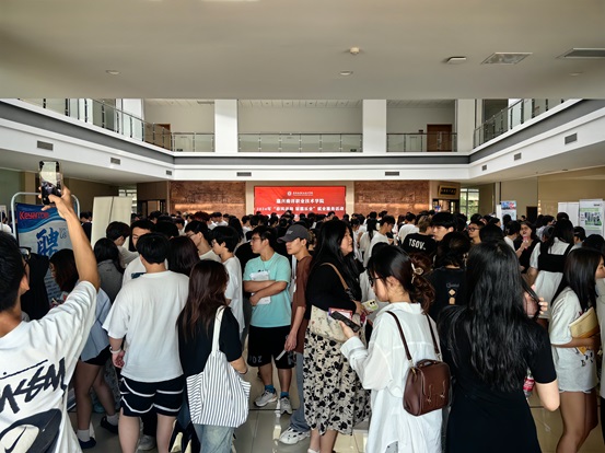 1716517232778496.jpg 招聘会现场图.jpg