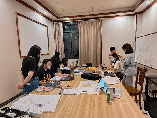 教师指导学生备赛.jpg