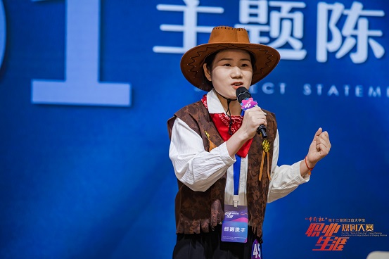 1635492045759983.jpeg 图1 易思佳答辩现场.jpeg