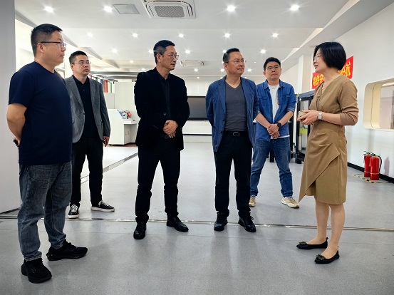1715240619658675.jpg 4.参观实训室.jpg