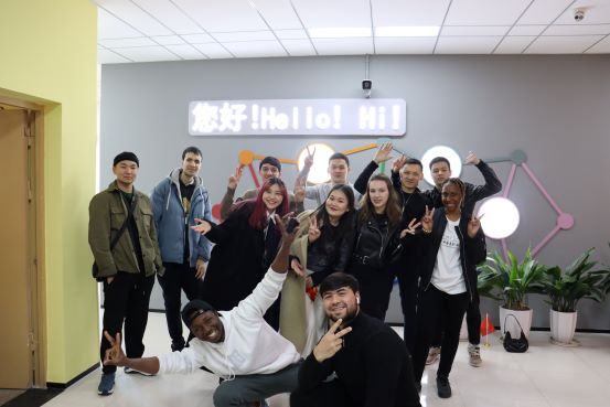 1710901299769262.jpg 图1 学生们在宿舍一楼合影1111.jpg
