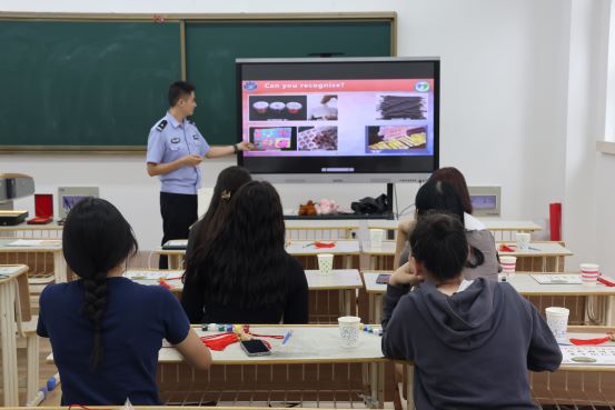 1727587629197879.jpg 图1 警官向留学生宣讲禁毒知识.JPG